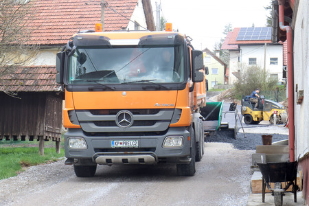 ASFALTIRANJE CESTE SKOZI TOPOL 08 FOTO LJUBO VUKELIČ
